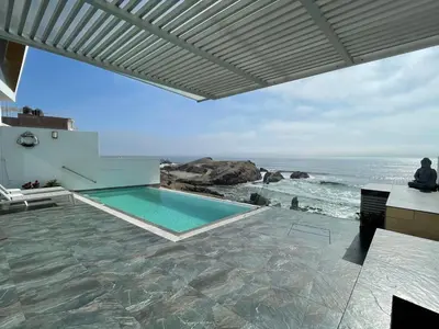 a swimming pool with a view of the ocean at Casa de playa con vista al mar y piscina in Cerro Azul