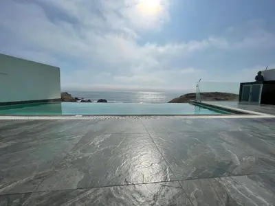 a swimming pool with a view of the ocean at Casa de playa con vista al mar y piscina in Cerro Azul