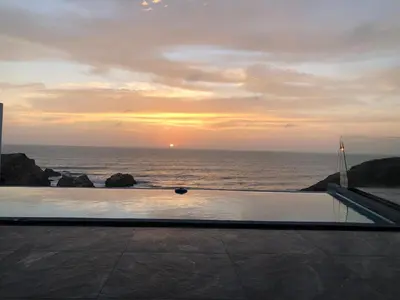 a swimming pool with a view of the ocean at Casa de playa con vista al mar y piscina in Cerro Azul