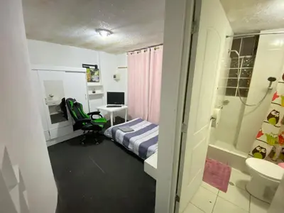 a small room with a bed and a desk at Habitación con baño particular, lindas áreas comunes in Lima