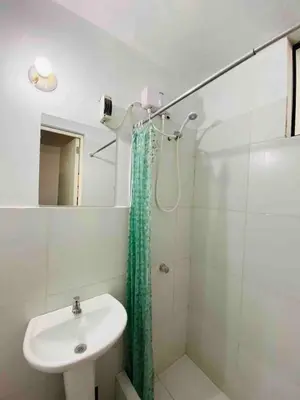 a bathroom with a sink and a shower at Minidepartamento La Molina Junin 1 in Lima