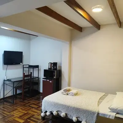 Amplia habitación independiente con baño privado