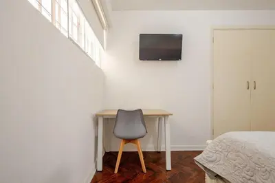 a small desk with a chair in a bedroom at Mini depa en el corazón de Miraflores in Lima