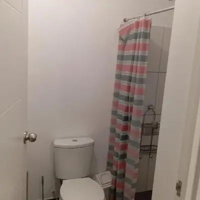 Se alquila habitación con cama King y baño privado