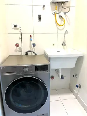 a washing machine in a bathroom with a sink at Bello y amplio apartamento, en la mejor zona de Barranco in Lima