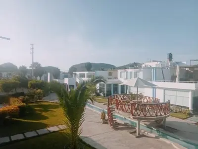 a view of a park with a bench and buildings at ESCAPA DE LA RUTINA Y DISFRUTA Asia - Chocaya in Asia