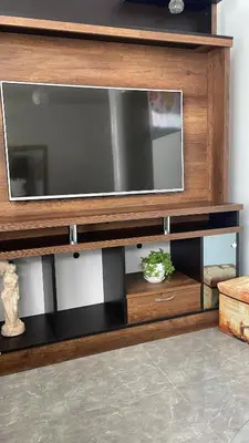 a flat screen tv on a wooden entertainment center at Departamento mejor sector de Ica in Ica