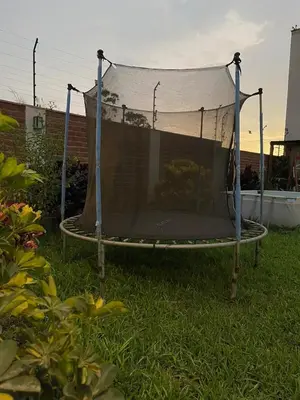 a trampoline in a yard with a net at Casa Huertos CIENEGUILLA in Cieneguilla
