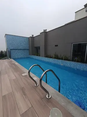 a swimming pool on the side of a building at Departamento de Estreno in Lima