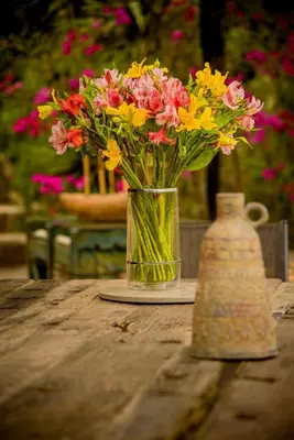 a vase of flowers sitting on a table at Las Cabañas de Tarii in Cieneguilla