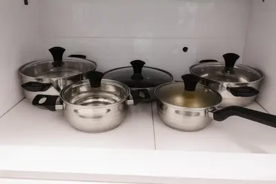 a group of four pots and pans on a counter at Bello departamento frente a Larcomar Miraflores in Lima