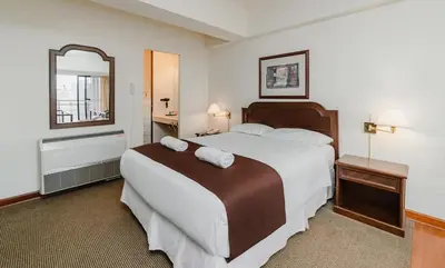a hotel room with a large bed and a mirror at Alcanfores - Tu Escapada Urbana Perfecta in Lima