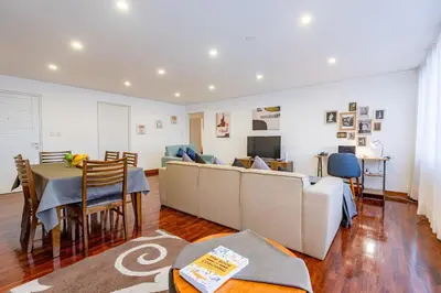 a living room with a couch and a table at Benavides - Amplio departamento funcional de 3 hab en Av Principal in Lima