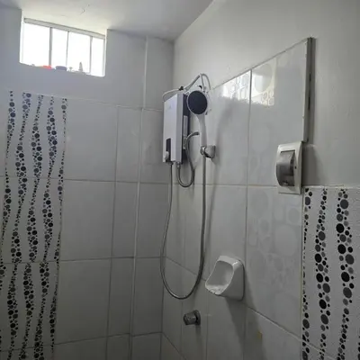 a shower in a bathroom with a shower at Departamento completo acogedor y con estacionamiento in Ayacucho