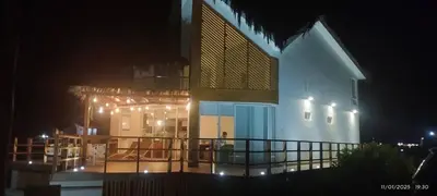 a building with a balcony at night with lights at Zen Home & Relax - Chincha in Chincha Baja