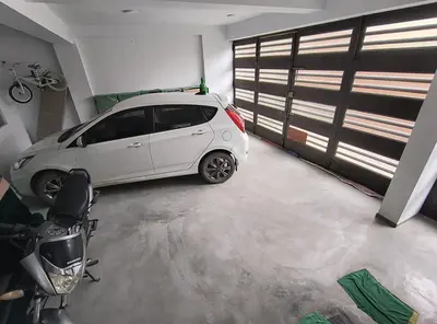 a white car is parked in a garage at Mini departamento acogedor en el centro de Huánuco in Huánuco