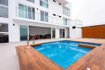 a swimming pool in the middle of a house at CA4 - Casa con Jacuzzi privado - Playa Pulpos in Punta Hermosa