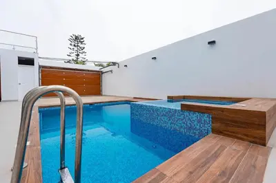 a swimming pool in the middle of a house at CA4 - Casa con Jacuzzi privado - Playa Pulpos in Punta Hermosa