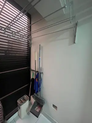 a room with a white wall with some utensils at AMPLIO DEPARTAMENTO EN JESÚS MARÍa in Lima