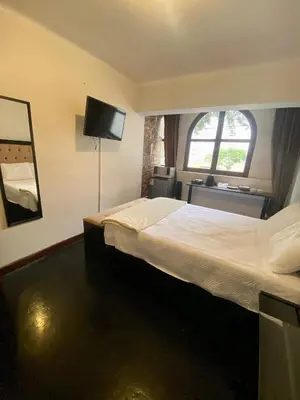 a hotel room with a large bed and a window at Céntrica habitación con vistas Miraflores in Lima