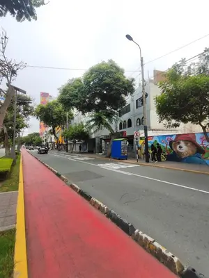 a red and yellow sidewalk on a city street at Céntrica habitación con vistas Miraflores in Lima