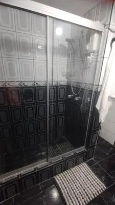 a shower with a glass door and a bench in a bathroom at Magdalena del Mar, mejor ubicación imposible in Lima