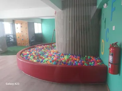 a large pool of balls in a room at Moderno departamento con vista panorámica cerca a los centros comerciales in Lima