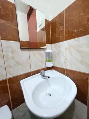 a bathroom with a white sink and a mirror at Hospedaje Leo in Lima