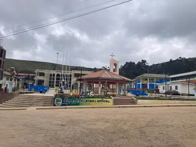 a small building with a sign in front of it at Villa Hidalgo - Centro Vacacional in Pazos
