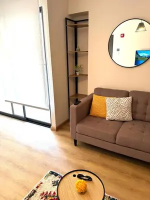 a living room with a couch and a table at Céntrico y acogedor apartamento en Lince in Lima