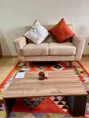 a living room with a couch and a coffee table at Encantador departamento con hermosa vista in Lima