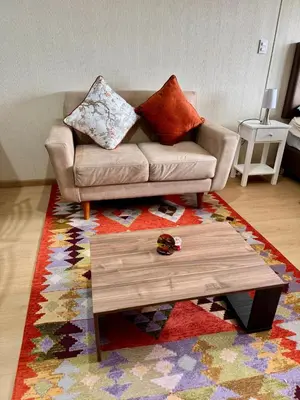 a living room with a couch and a coffee table at Encantador departamento con hermosa vista in Lima