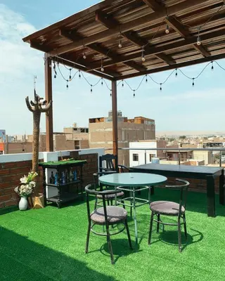 a patio with a table and chairs on a roof at Habitación Privada con Entrada Independiente in Ica