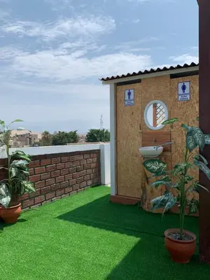 a backyard with a toilet on the grass at Habitación Privada con Entrada Independiente in Ica