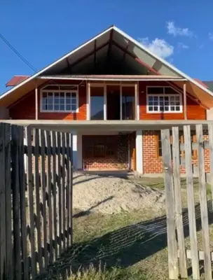a house with a fence in front of it at Casa de campo Miraflores in Oxapampa