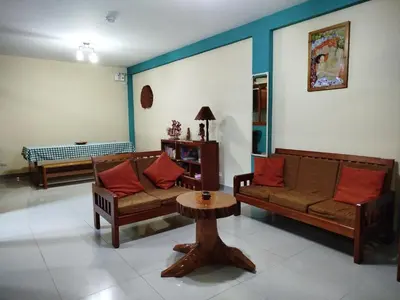 a living room with two couches and a table at Casa de Machi in Villa Rica
