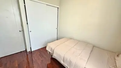 a bedroom with a bed and a sliding glass door at Apartamento de 3 dormitorios frente a plaza San Miguel con Piscina in Lima
