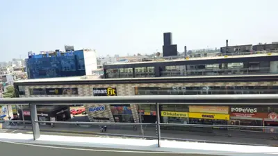 a view of a city with buildings and a street at Apartamento de 3 dormitorios frente a plaza San Miguel con Piscina in Lima