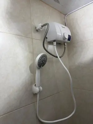 a blow dryer in a shower in a bathroom at Galicia Lodgement in Lima