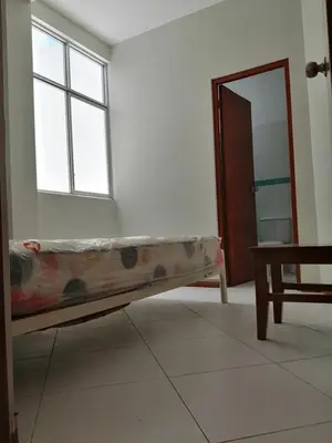 a bench in a room with a window and a mirror at Apartamento en Ayacucho in Ayacucho
