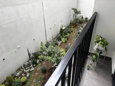 a garden on a balcony with plants at Apartamento en Miraflores in Lima