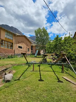 a picnic table in a yard in front of a building at Condominio Villa Andina in Urubamba