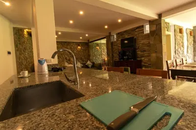 a knife on a green cutting board on a kitchen counter at Casa linda de Chontay junto al rio in Chontay