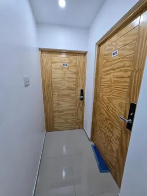 a hallway with two wooden doors in a room at 401 Moderno departamento equipado in Abancay