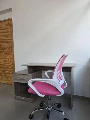 a desk with a pink and white office chair at 401 Moderno departamento equipado in Abancay