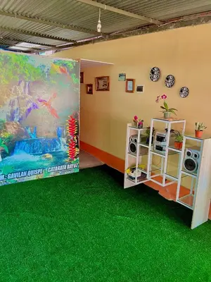 a room with green carpet and a large painting at Habitación premium y moderna in La Merced