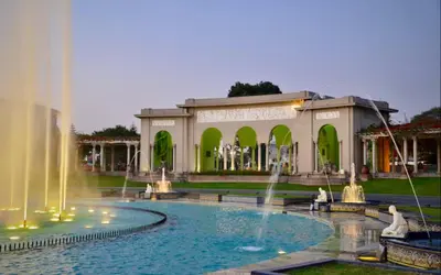 a fountain in front of a building with a building at Luminoso minidepartamento independiente cerca al Estadio Nacional in Lima
