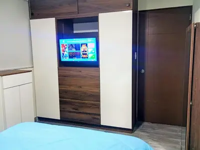 a room with a tv and a bed and a mirror at Apartamento 3D de estreno muy céntrico in Lima