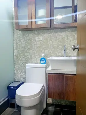 a bathroom with a toilet and a sink at Apartamento 3D de estreno muy céntrico in Lima