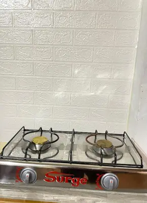 a stove top with two pans on top of it at Departamento amplio y cómodo a 15 minutos del aeropuerto in Lima